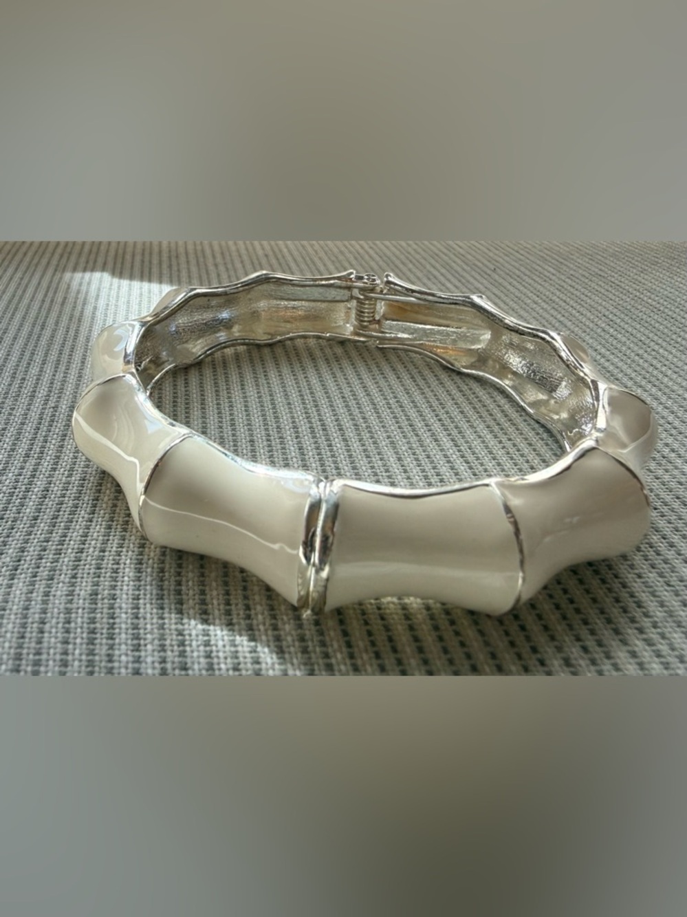 White Bamboo-Style Hinged Cream Enamel & Silver tone Vintage Bangle Bracelet - Picture 4 of 13